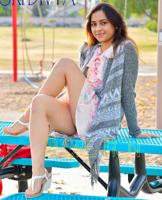 Sexy nude legs Sri Divya naked thigh outdoor latest 2017 pic