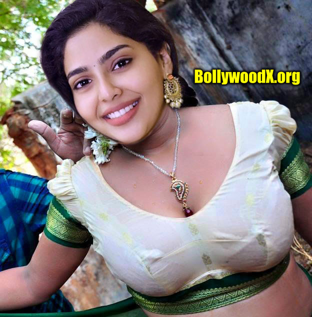 Aishwarya Lekshmi hot low neck blouse closeup big mallu boobs 2020 image