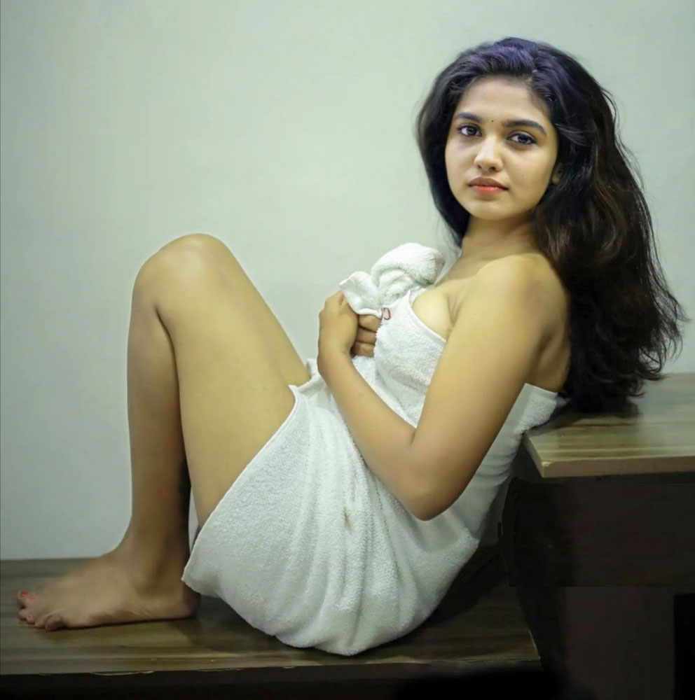 Mamitha Baiju naked body covered with bath towel Sexy Deep Fake HD Foto