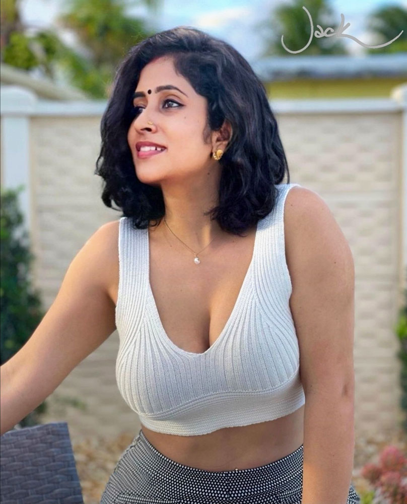 Shonima Ajeesh sleeveless blouse deep cleavage semi nude pic