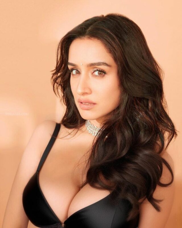 Shraddha Kapoor black bra cleavage