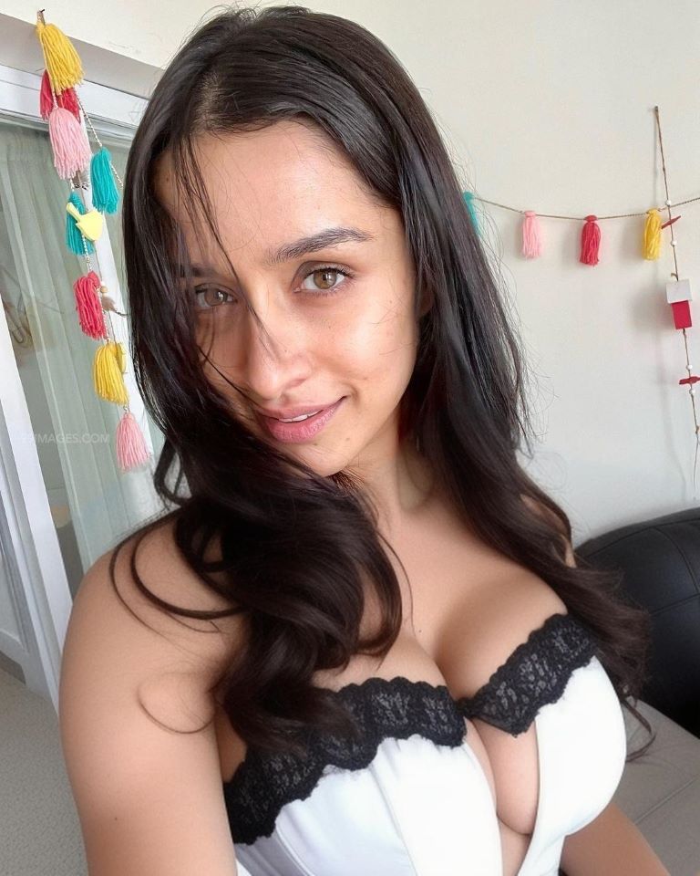 Shraddha Kapoor hot cleavage selfie