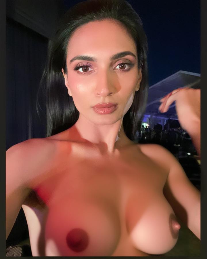 Roshmitha Harimurthy naked boobs nipple selfie