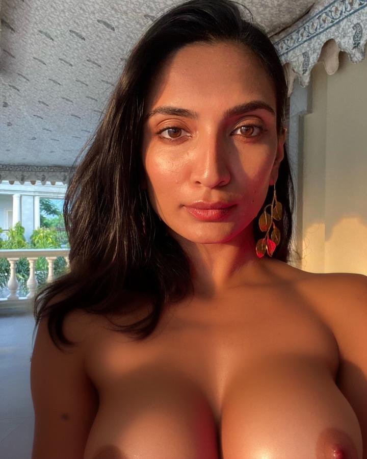 Roshmitha Harimurthy naked nipple selfie without bra