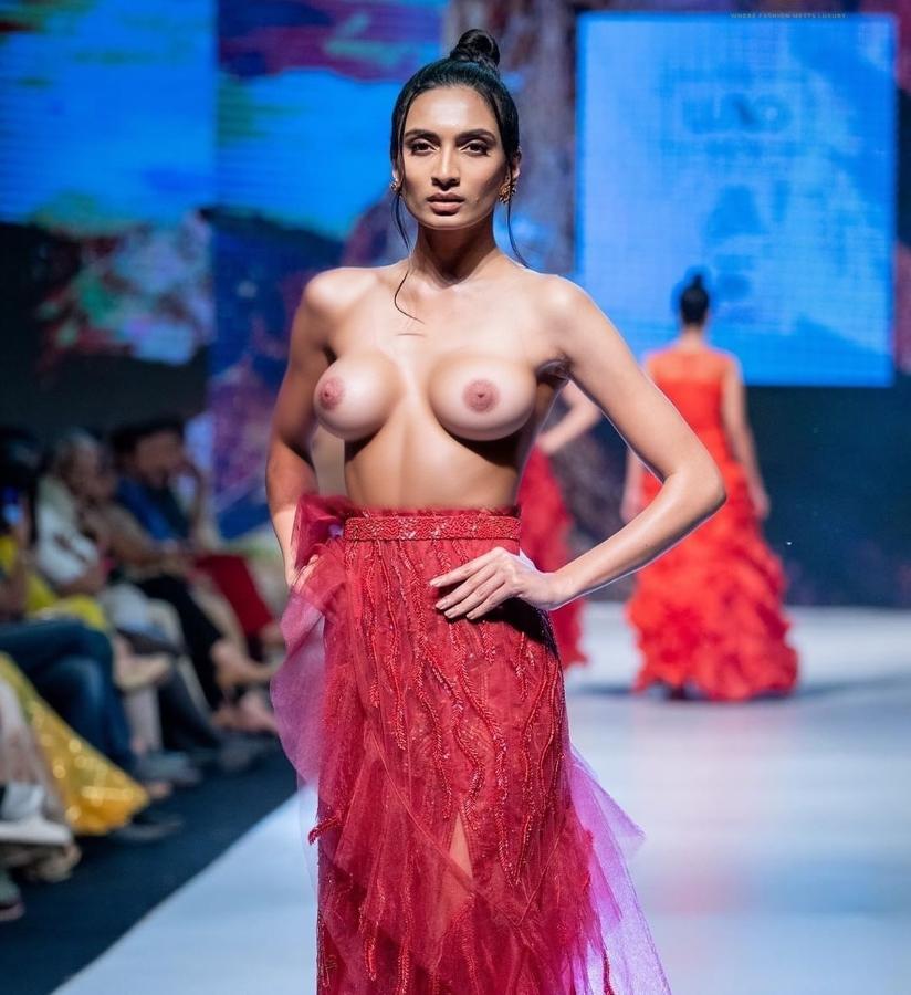 Roshmitha Harimurthy topless ramp walk nude big boobs nipple fashion show without bra