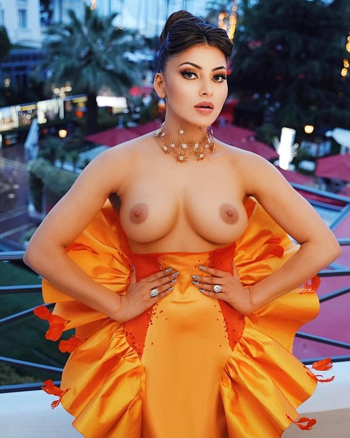 Urvashi Rautela strapless dress nude boobs nipple show without bra