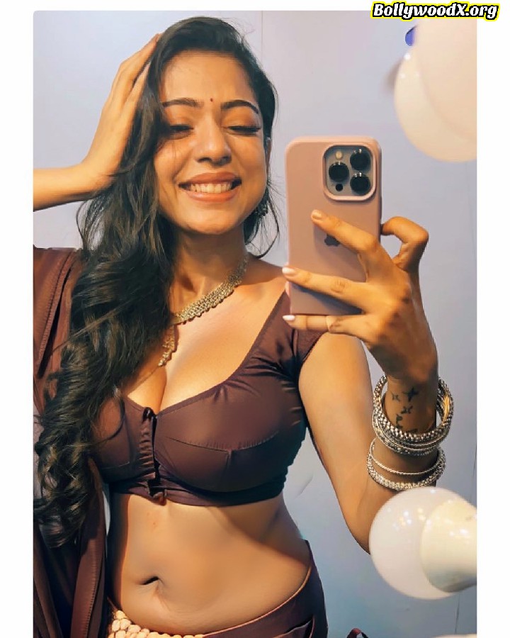 Varsha Bollamma selfie low neck blouse cleavage navel Saree slip