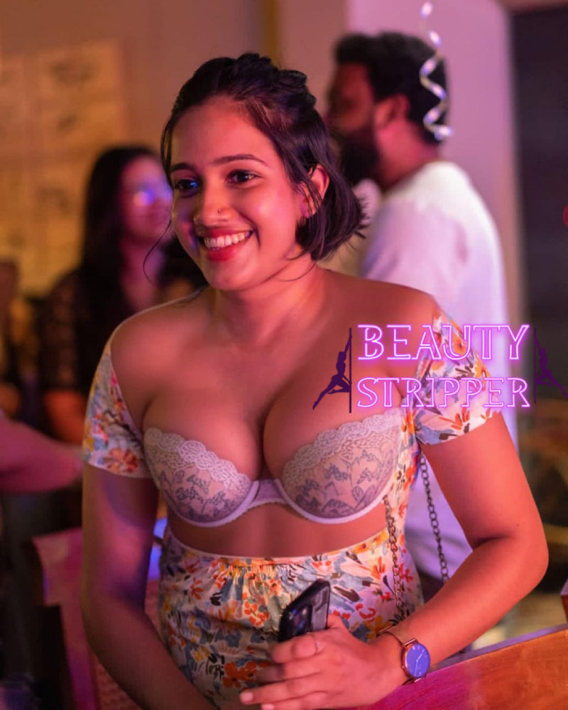Parvathy Das hot bra low neck cleavage outdoor pose